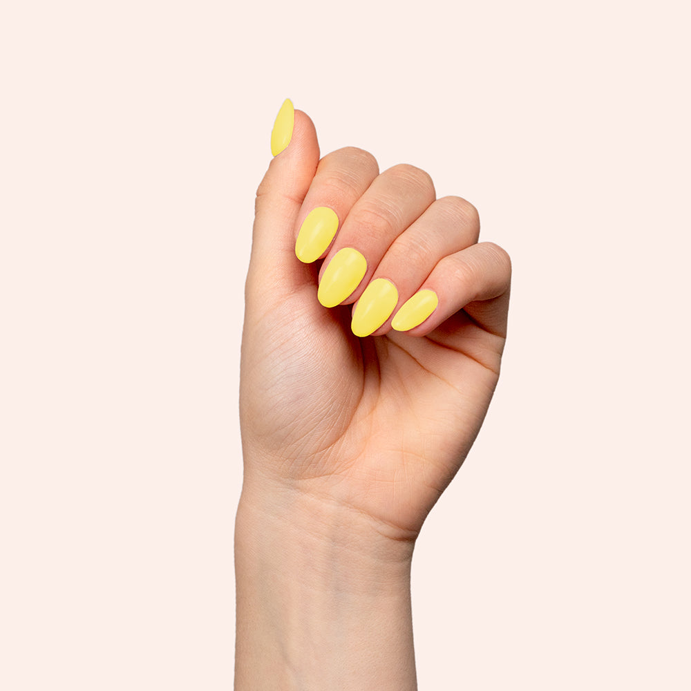 le vernis tendance de couleur jaune 